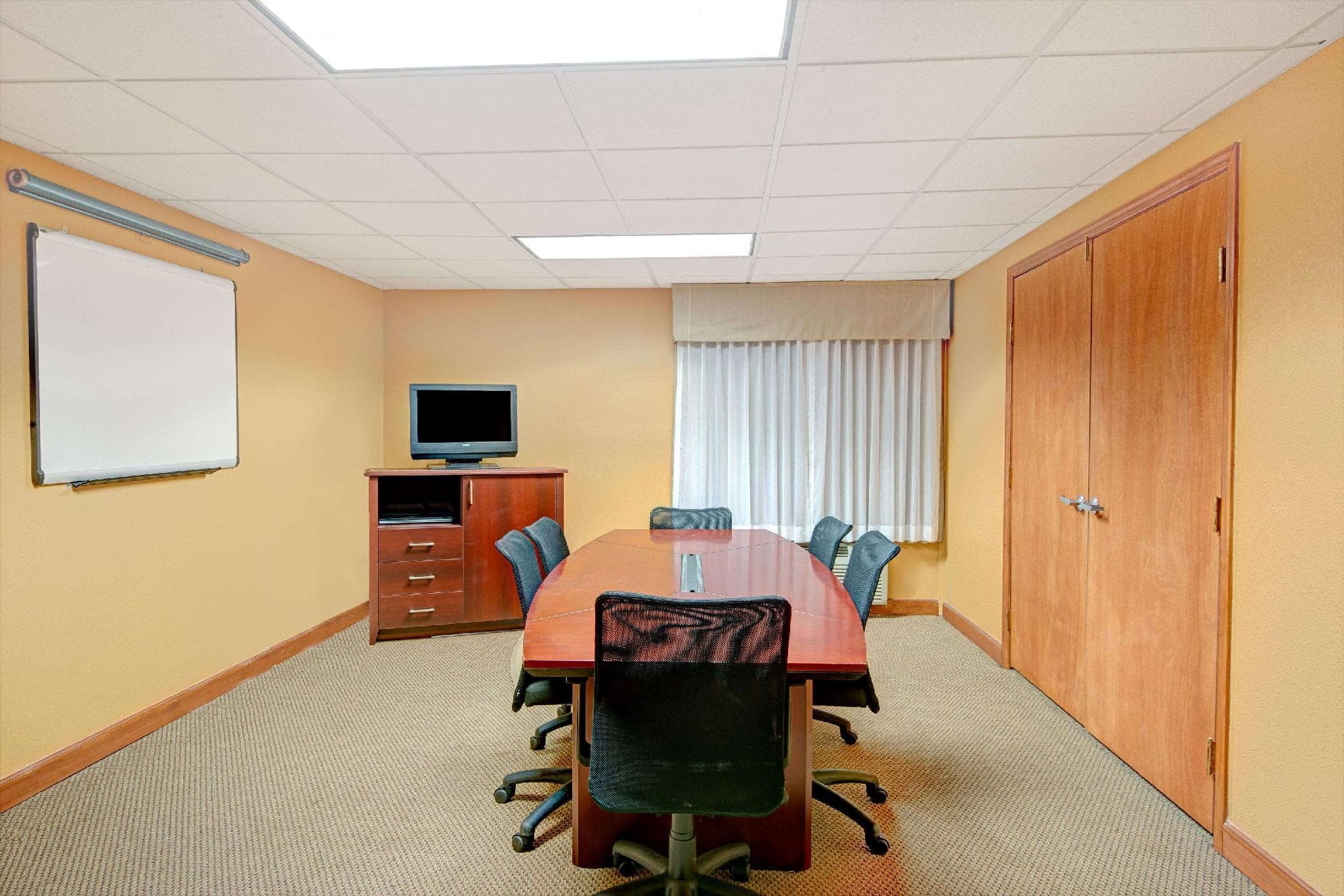 Days Inn and Suites by Wyndham Kansas City South