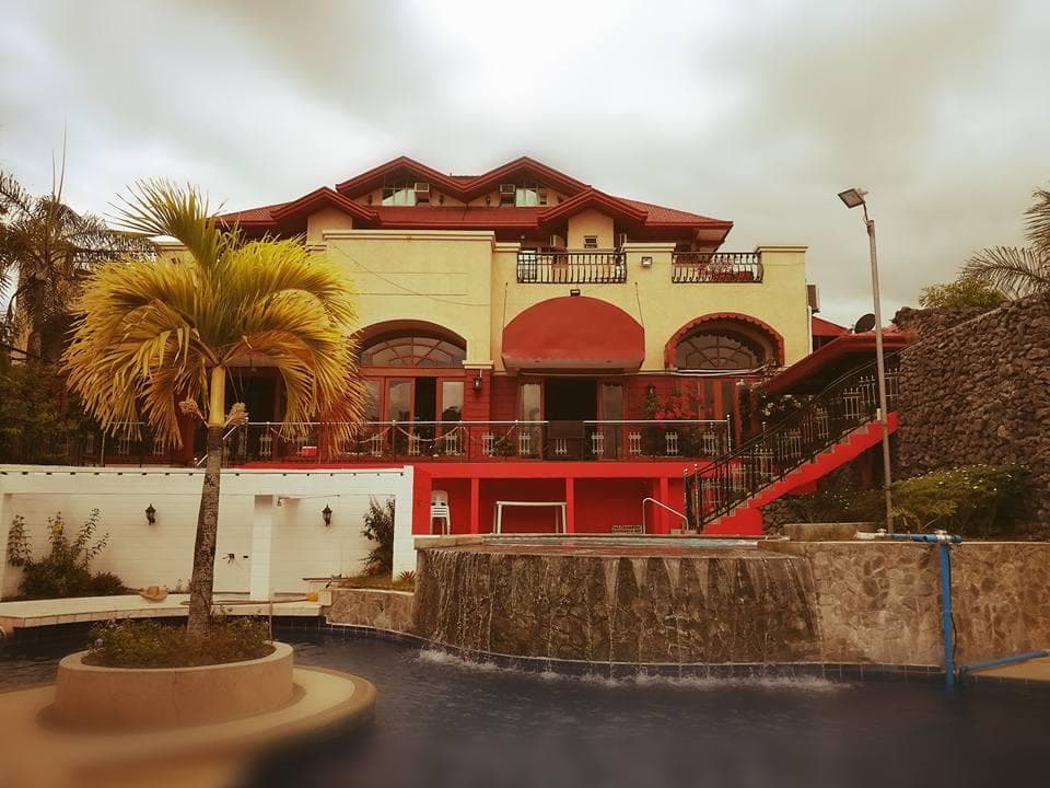 Tahanan Lakeview Hotel