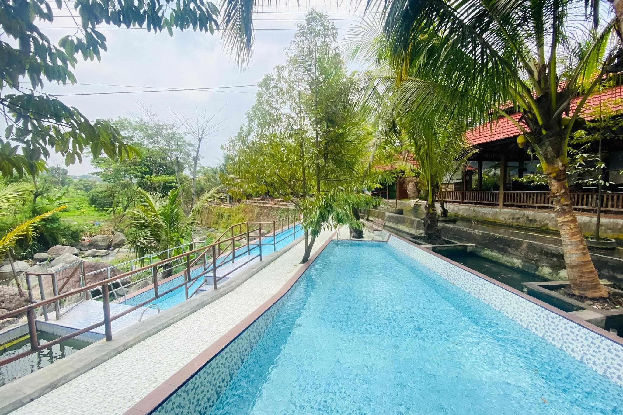 Hotel dan Gazebo Syariah Pinggir Kali Prigen RedPartner