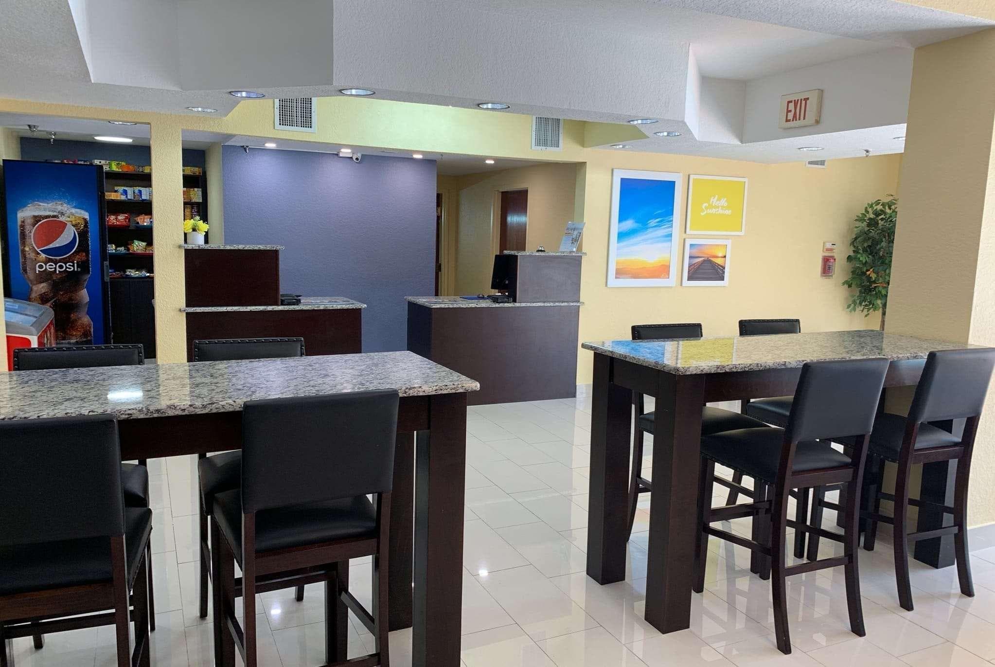 Days Inn & Suites by Wyndham Tampa / Raymond James Stadium