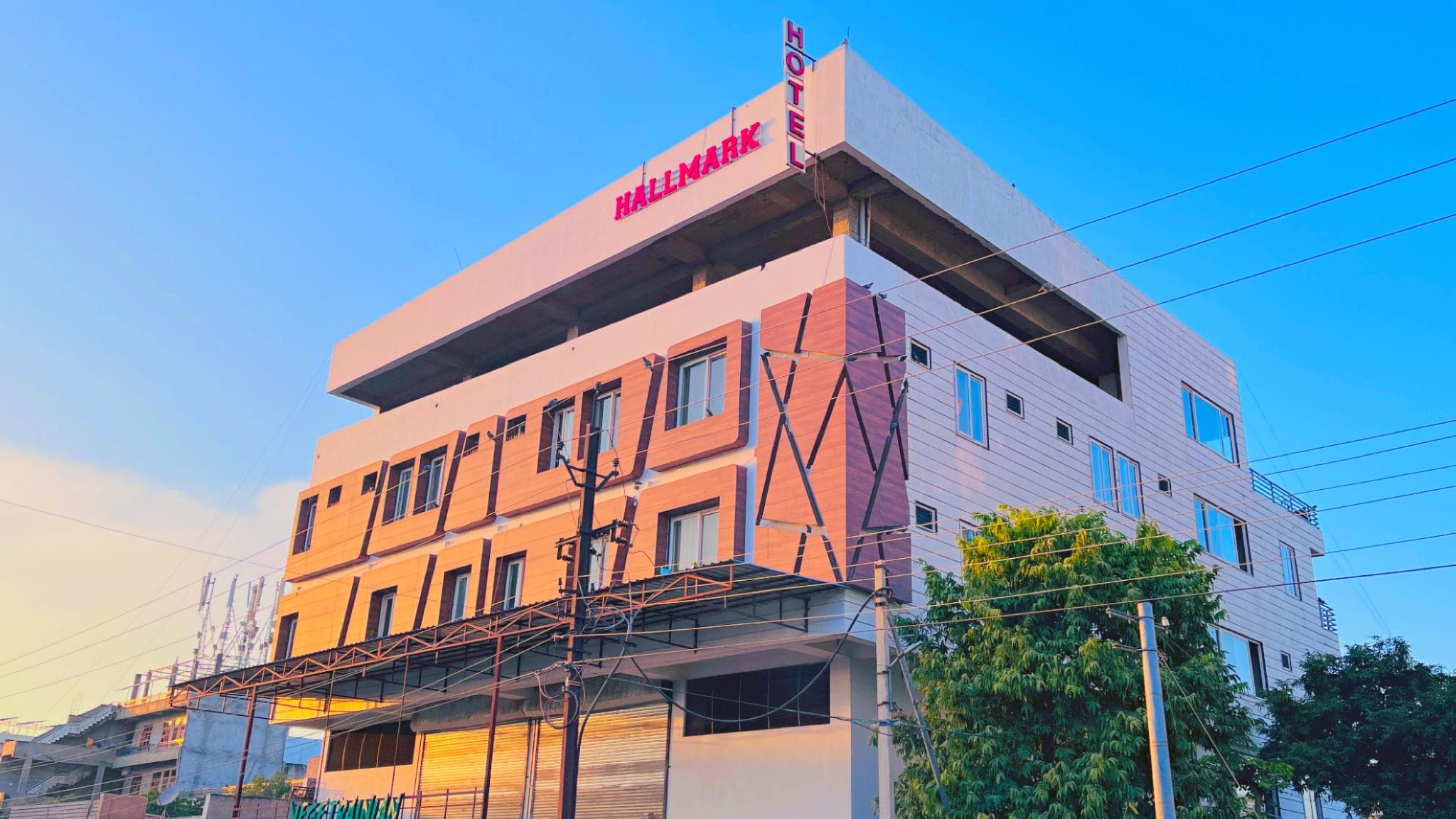 HOTEL HALLMARK